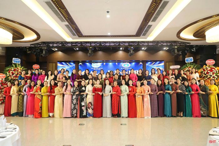 Dịp này, Hội LHPN tỉnh phối hợp với Hiệp hội Nữ doanh nhân Hà Tĩnh tổ chức chương trình “Hương sen Hồng Lam - Kết nối và tỏa sáng” nhằm tôn vinh những nỗ lực của đội ngũ nữ doanh nhân, khích lệ chị em tiếp tục tự tin, năng động, sáng tạo, đóng góp vào sự phát triển của quê hương.