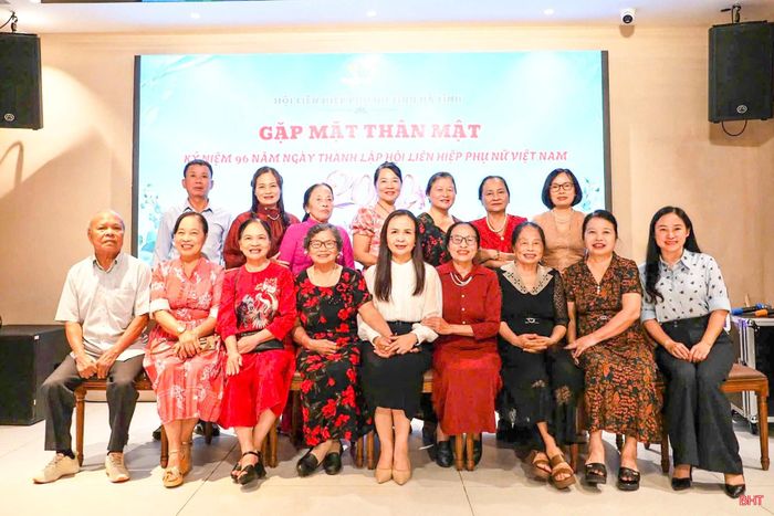 Hội LHPN tỉnh tổ chức gặp mặt cán bộ hội qua các thời kỳ, ôn lại truyền thống của Hội LHPN Hà Tĩnh.
