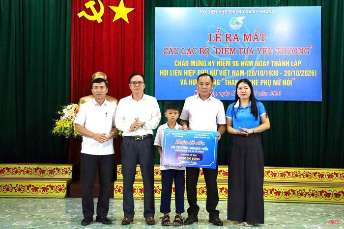 Trong lễ ra mắt, CLB đã vận động được 62,4 triệu đồng từ các cơ quan, đơn vị, doanh nghiệp, nhà hảo tâm cùng toàn thể cán bộ, hội viên, nhận đỡ đầu 1 trẻ mồ côi và trao nhiều phần quà cho hội viên phụ nữ có hoàn cảnh khó khăn trên địa bàn.