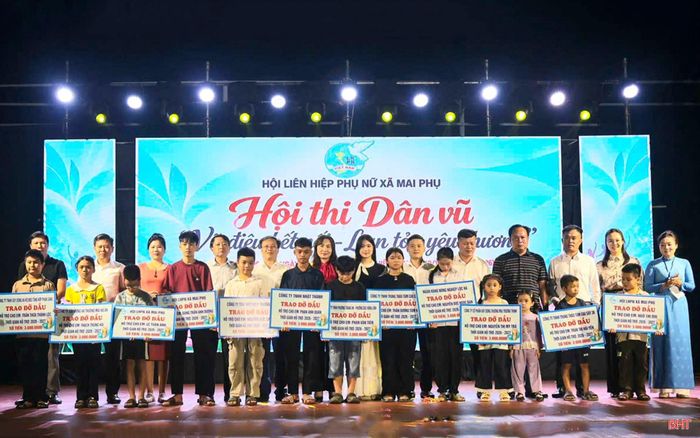 Cùng với trao nhiều giải thưởng cho các đội thi, dịp này, Hội LHPN xã Mai Phụ cũng đã vận động trao đỡ đầu cho 14 trẻ em mồ côi và 24 suất quà cho hội viên gặp khó khăn, học sinh nghèo trên địa bàn, với tổng trị giá 64 triệu đồng.