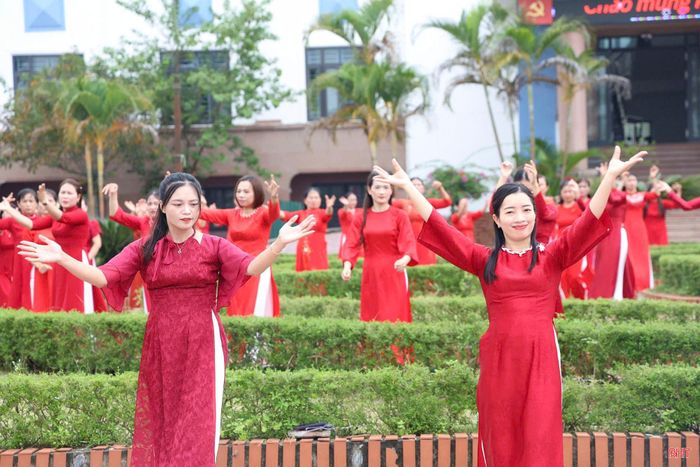 Cùng với Mai Phụ, Hội LHPN xã Lộc Hà cũng tổ chức đồng diễn dân vũ, thu hút hàng trăm chị em tham gia.