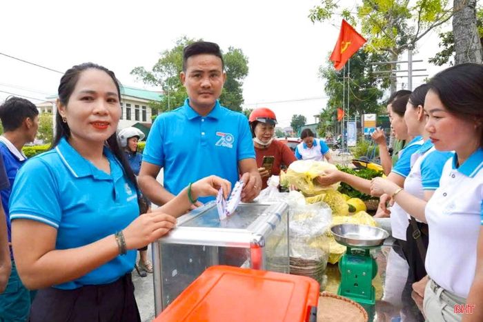 Hội LHPN xã Xuân Lộc phối hợp với Công an xã tổ chức "Hội chợ 0 đồng", quyên góp ủng hộ các hội viên phụ nữ nghèo và trẻ em có hoàn cảnh gặp khó khăn.
