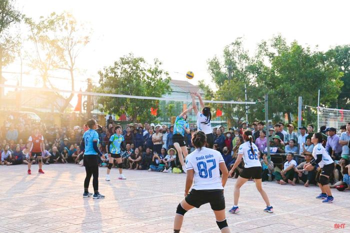 Không khí sôi nổi tranh tài tại Giải bóng chuyền nữ xã Yên Hòa.