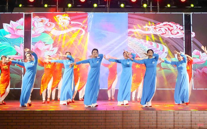 Các tiết mục dân vũ tham gia hội thi được dàn dựng công phu, thực hiện trên nền nhạc các bài hát ca ngợi Đảng, Bác Hồ kính yêu, tình yêu quê hương, đất nước.