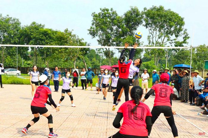 Chị em xã Mai Hoa phấn khởi tham gia giải bóng chuyền toàn xã.