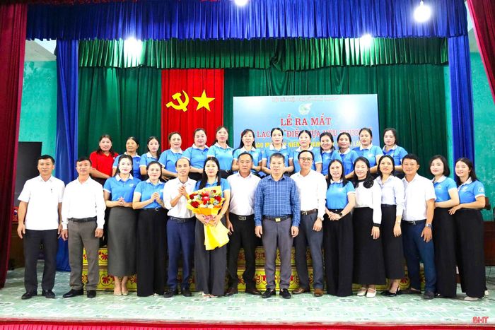 Cùng với các hoạt động văn hóa, thể thao, hội LHPN nhiều địa phương cũng tổ chức các hoạt động thiết thực khác. Tại xã Kỳ Khang, dịp này Hội LHPN xã ra mắt CLB Điểm tựa yêu thương, nhằm vận động hỗ trợ các hội viên nghèo và trẻ em khó khăn trên địa bàn.