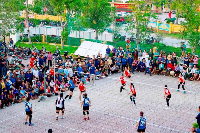  Dịp này, hội LHPN nhiều xã, phường cũng đã tổ chức các giải thi đấu thể thao. Trong ảnh: Hội LHPN xã Cẩm Bình tổ chức giải bóng chuyền nữ toàn xã. 