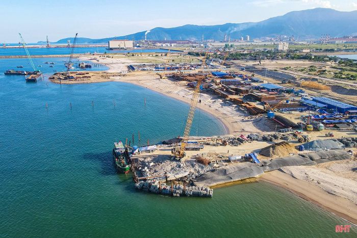Với sự sôi động trên các công trường, nhà máy, KKT Vũng Áng đang mở ra cơ hội việc làm hấp dẫn cho lao động Hà Tĩnh.