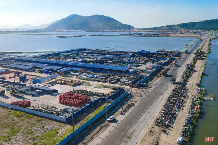 Hoạt động sản xuất, kinh doanh, xây dựng sôi động tại KKT Vũng Áng kéo theo nhu cầu nguồn lao động lớn.