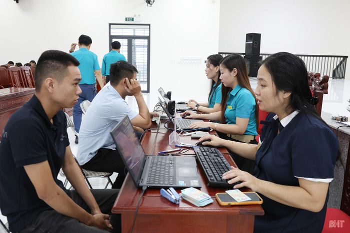 Người lao động đến tham gia các phiên tuyển dụng để tìm kiếm cơ hội việc làm phù hợp.
