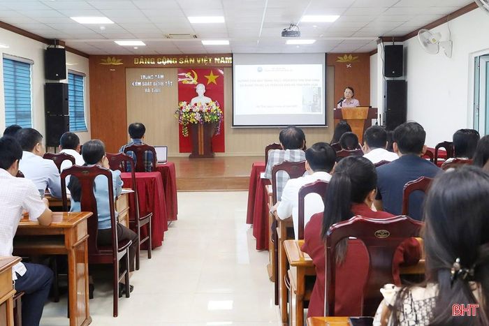 Trung tâm Kiểm soát bệnh tật Hà Tĩnh tập huấn hướng dẫn điều tra sử dụng thuốc lá tại cộng đồng.