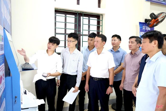 Đồng chí Phan Thiên Định - Phó Bí thư Tỉnh ủy, Chủ tịch UBND tỉnh cùng đại biểu tham quan hệ thống Kiosk thông minh tại Lễ ra mắt mô hình “Kiosk thông minh hỗ trợ dịch vụ công tại khu dân cư” ở TDP 24, phường Thành Sen.