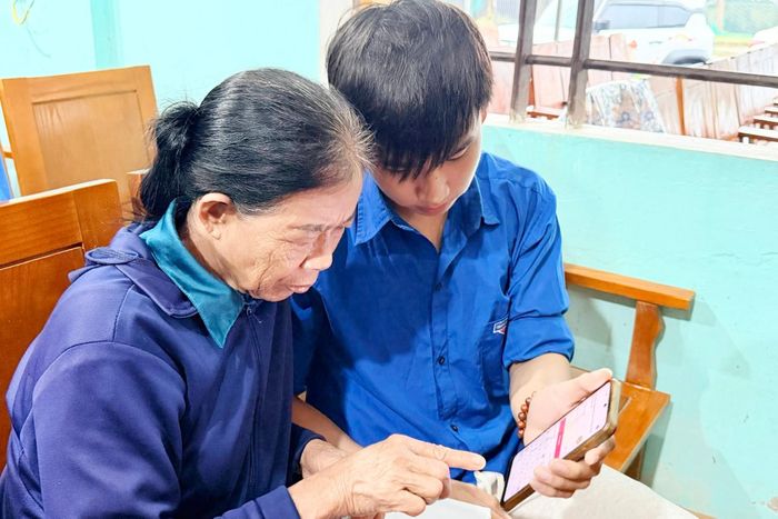 Xã Cẩm Lạc đang triển khai mô hình “Tuổi trẻ chung tay – Tuổi cao số hóa” (ảnh: UBND xã Cẩm Lạc).