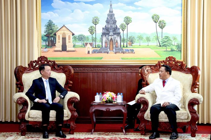Chủ tịch UBND tỉnh Hà Tĩnh Phan Thiên Định chào xã giao Bí thư Tỉnh ủy Savannakhet