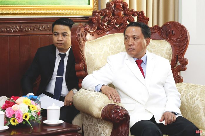 Bí thư Tỉnh ủy Savannakhet Bun-chôm U-bôn-pạ-sợt bày tỏ vui mừng được đón Chủ tịch UBND tỉnh Phan Thiên Định cùng đoàn đại biểu cấp cao tỉnh Hà Tĩnh.
