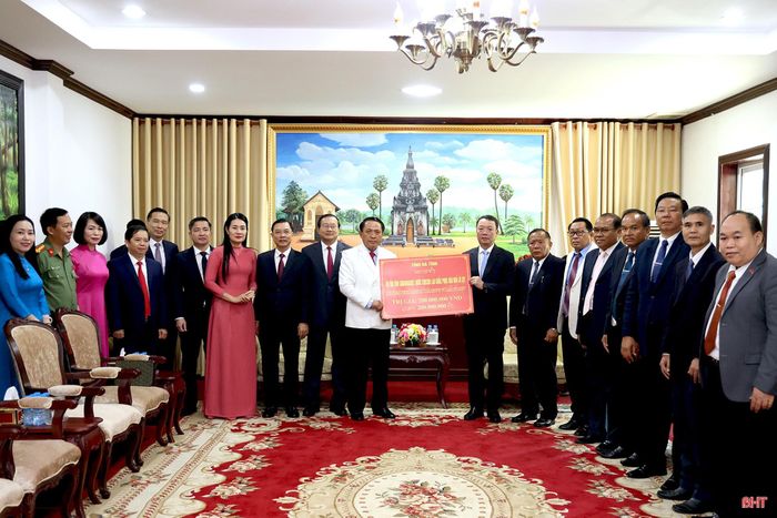 Lãnh đạo tỉnh Hà Tĩnh trao 200 triệu đồng hỗ trợ tỉnh Savannakhet khắc phục hậu quả thiên tai.