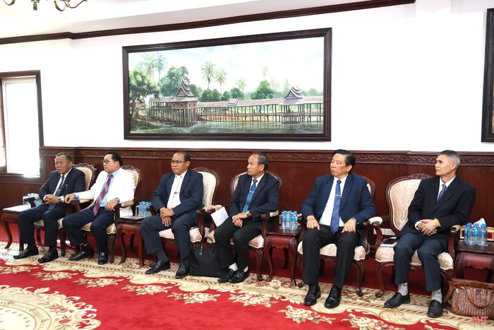 Đoàn đại biểu tỉnh Savannakhet tại buổi gặp mặt.