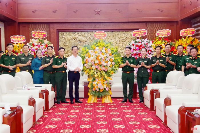Đồng chí Trần Báu Hà - Ủy viên BTV Tỉnh ủy, Phó Chủ tịch Thường trực UBND tỉnh tặng hoa chúc mừng Bộ Tư lệnh Quân khu 4.