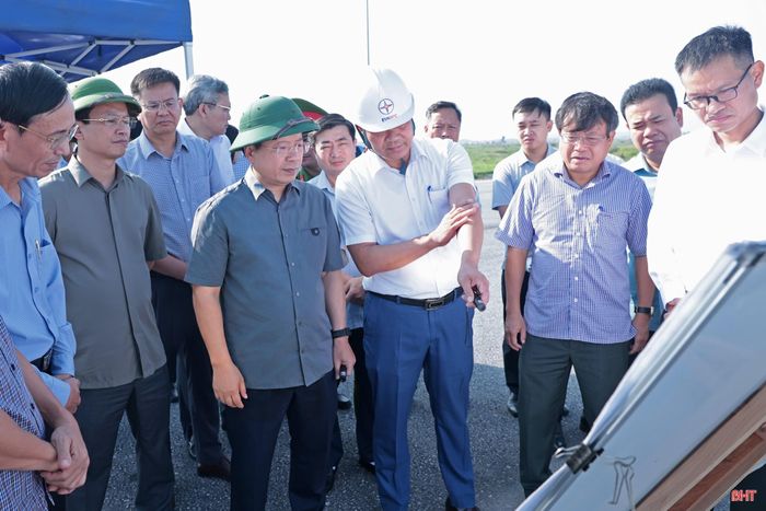 Đồng chí Nguyễn Duy Lâm – Ủy viên Trung ương Đảng, Bí thư Tỉnh ủy, Trưởng đoàn ĐBQH tỉnh, Trưởng ban Chỉ đạo các dự án đầu tư trọng điểm trên địa bàn tỉnh cùng đoàn công tác kiểm tra tiến độ thực hiện Dự án Khu công nghiệp Bắc Thạch Hà (giai đoạn 1).
