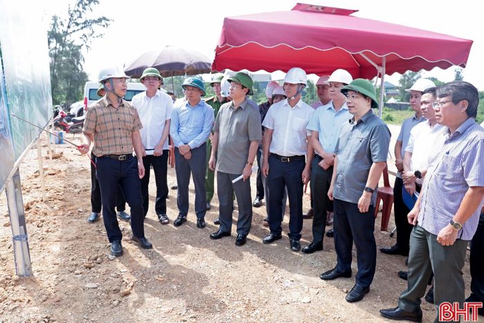 Đồng chí Nguyễn Duy Lâm – Ủy viên Trung ương Đảng, Bí thư Tỉnh ủy, Trưởng đoàn ĐBQH tỉnh, Trưởng ban Chỉ đạo các dự án đầu tư trọng điểm trên địa bàn tỉnh cùng đoàn công tác kiểm tra tiến độ thực hiện Dự án Khu du lịch sinh thái biển Xuân Hội.
