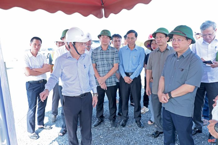 Đồng chí Nguyễn Duy Lâm – Ủy viên Trung ương Đảng, Bí thư Tỉnh ủy, Trưởng đoàn ĐBQH tỉnh, Trưởng ban Chỉ đạo các dự án đầu tư trọng điểm trên địa bàn tỉnh cùng đoàn công tác kiểm tra tại Dự án Khu đô thị mới Xuân Thành (giai đoạn 1).