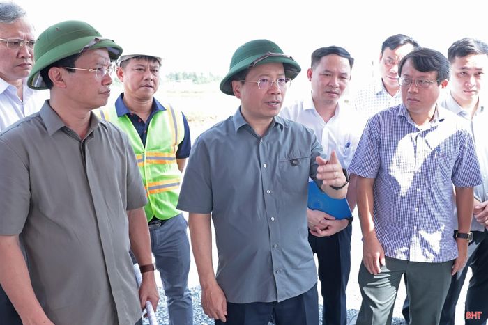 Đồng chí Nguyễn Duy Lâm - Ủy viên Trung ương Đảng, Bí thư Tỉnh ủy, Trưởng đoàn ĐBQH tỉnh, Trưởng ban Chỉ đạo các dự án đầu tư trọng điểm trên địa bàn tỉnh yêu cầu nhà đầu tư đảm bảo tiến độ các dự án.
