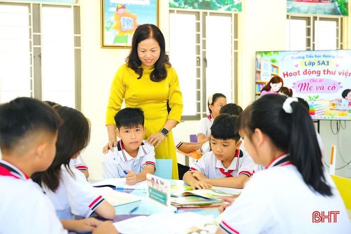  Học sinh Trường Tiểu học Hương Sơn hào hứng đọc sách, trao đổi và tham gia các hoạt động tại không gian thư viện thân thiện. 
