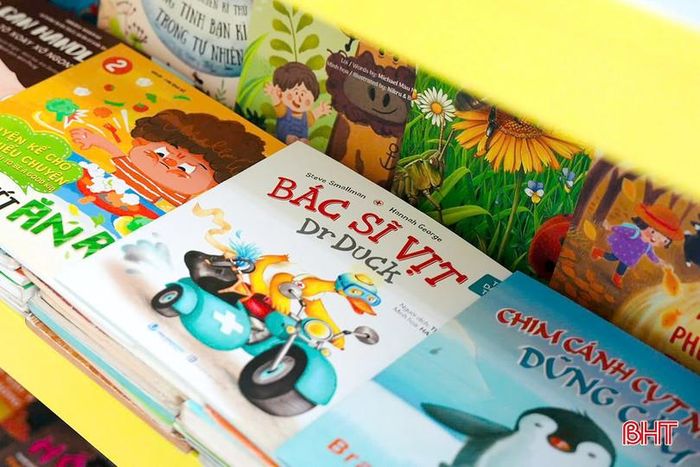 Các đầu sách tại thư viện phong phú về nội dung, phù hợp với lứa tuổi học sinh.