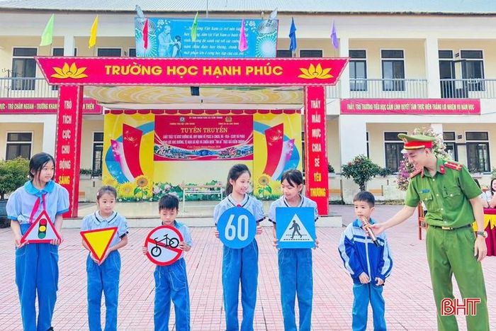 Công an xã Cẩm Trung tuyên truyền về an toàn giao thông cho học sinh Trường Tiểu học Cẩm Trung.