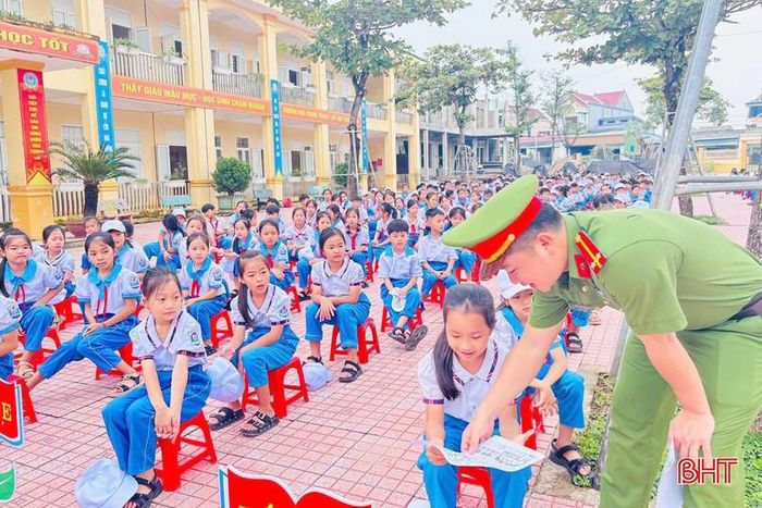 Các nội dung tuyên truyền được trình bày ngắn gọn, dễ hiểu giúp học sinh Trường Tiểu học Cẩm Trung tiếp cận, nắm bắt thông tin.