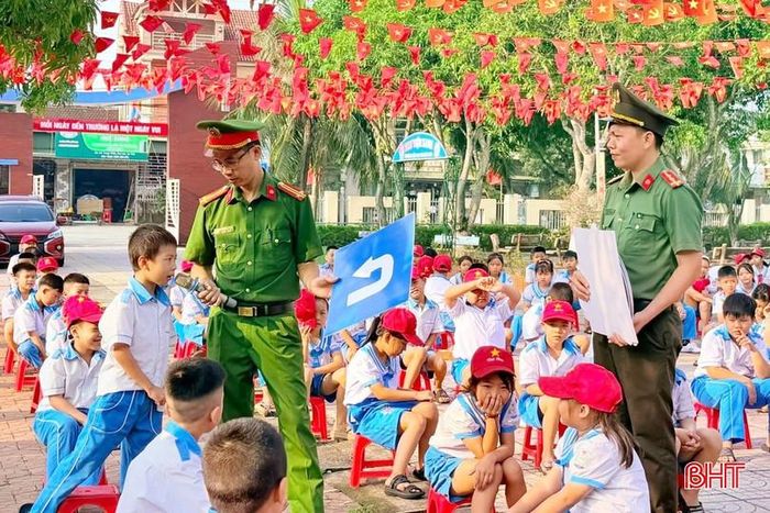 Công an xã Can Lộc tuyên truyền về an toàn giao thông đường bộ cho học sinh Trường Tiểu học Can Lộc.