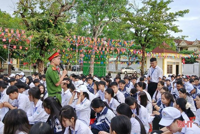 Bằng các tình huống gần gũi, lực lượng chức năng đã hướng dẫn các em nhận diện và tìm cách xử lý.