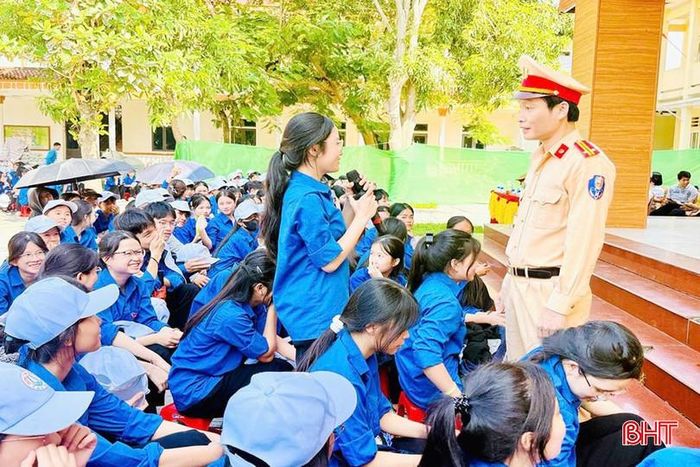 Học sinh Trường THPT Nguyễn Văn Trỗi trao đổi với đại diện Phòng Cảnh sát giao thông (Công an Hà Tĩnh) về kiến thức đảm bảo an toàn khi tham gia giao thông.