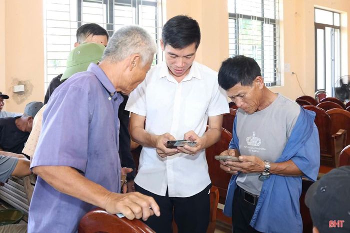 Cán bộ Ban Quản lý các cảng cá và Khu neo đậu tránh trú bão tàu cá hướng dẫn ngư dân sử dụng hệ thống eCDT.