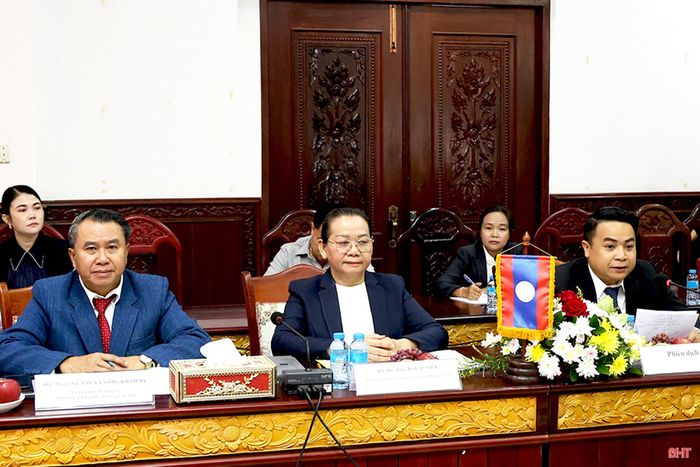 Đồng chí Đa-von Xay-sủ-liên - Phó Bí thư Tỉnh ủy, Chủ tịch Ủy ban Chính quyền tỉnh Savannakhet phát biểu tại hội nghị.