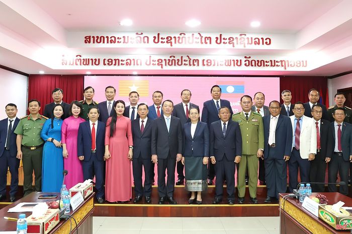 Đoàn đại biểu cấp cao hai tỉnh Hà Tĩnh và Savannakhet chụp ảnh lưu niệm.