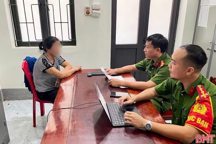 Công an xã Tứ Mỹ lắng nghe trình bày của bà L.T.M về sự việc bị kẻ gian thao túng tâm lý nhằm chiếm đoạt số tiền 1 tỷ đồng gửi tiết kiệm tại Agribank Chi nhánh Nầm.