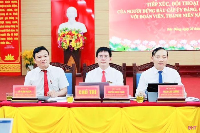 Thường trực Đảng ủy xã Đức Đồng chủ trì hội nghị đối thoại với thanh niên.