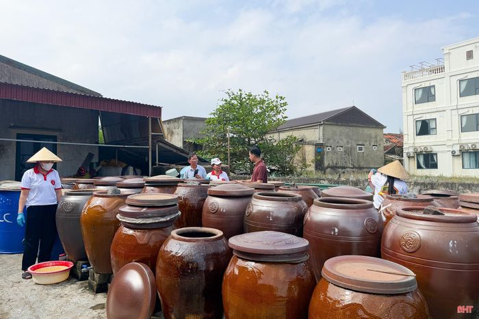 Cơ sở sản xuất nước mắm truyền thống tất bật chuẩn bị nguồn hàng cho thị trường cuối năm.