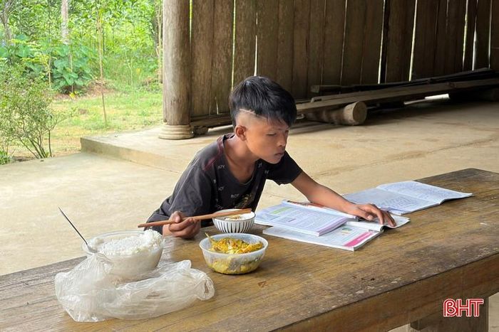 Em Đậu Xuân Dũng thường xuyên ở nhà một mình.
