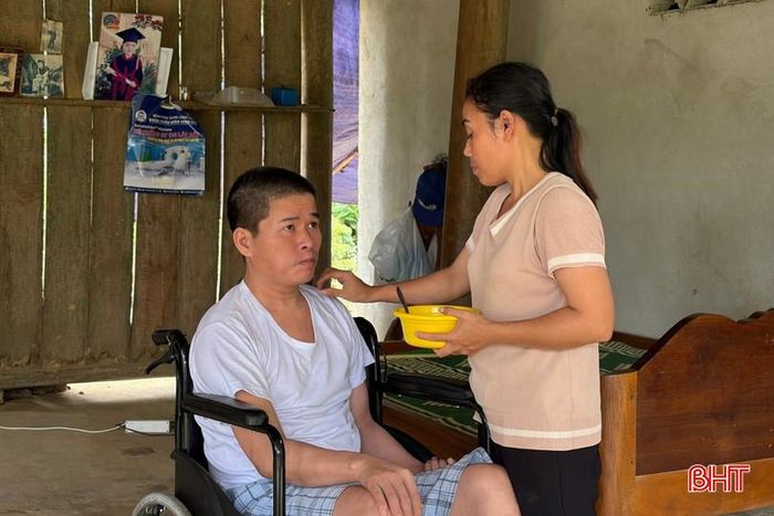 Từ ngày anh Định gặp nạn, chị Ngọc không thể tiếp tục công việc làm thuê như trước mà phải ở nhà chăm sóc chồng.