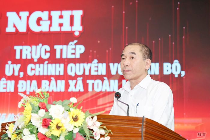 Đồng chí Dương Đức Toàn - Phó Bí thư Đảng ủy, Chủ tịch UBND xã phát biểu tiếp thu, giải trình các nội dung mà hội viên phụ nữ quan tâm.