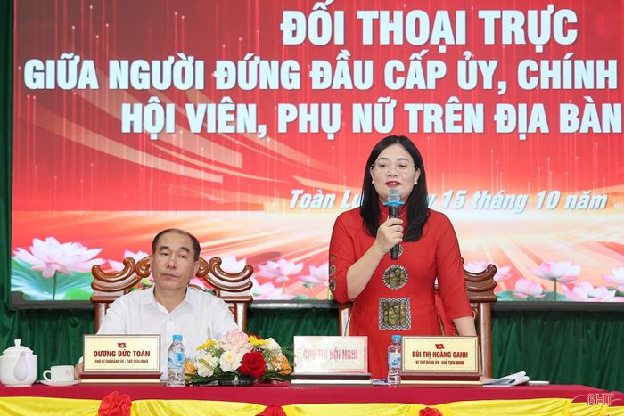 Các đồng chí Bùi Thị Hoàng Oanh - Bí thư Đảng ủy, Chủ tịch HĐND xã và Dương Đức Toàn - Phó Bí thư Đảng ủy, Chủ tịch UBND xã chủ trì hội nghị.