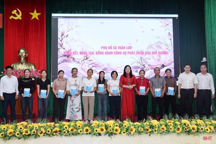 ...và tặng quà cho các gia đình hội viên phụ nữ có hoàn cảnh khó khăn.