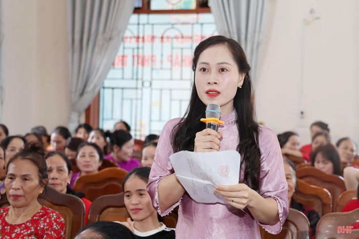 Chị Dương Thị Quyên - hội viên Chi hội Phụ nữ thôn Đồng Vĩnh kiến nghị nội dung liên quan đến hỗ trợ phụ nữ khởi nghiệp.