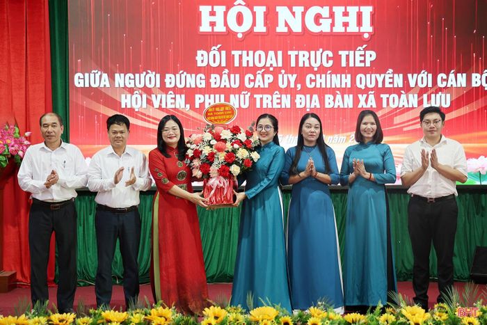 Lãnh đạo xã Toàn Lưu tặng hoa chúc mừng Hội LHPN xã...