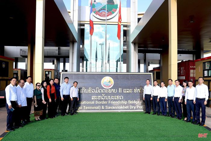 Đoàn công tác chụp ảnh lưu niệm tại Khu kinh tế đặc biệt Savannakhet.