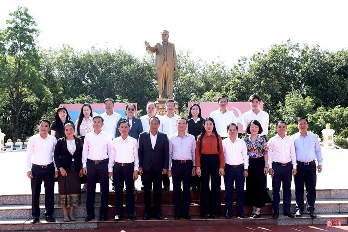 Đoàn công tác chụp ảnh lưu niệm tại Khu lưu niệm Chủ tịch Cay Xỏn Phôm Vi Hản.