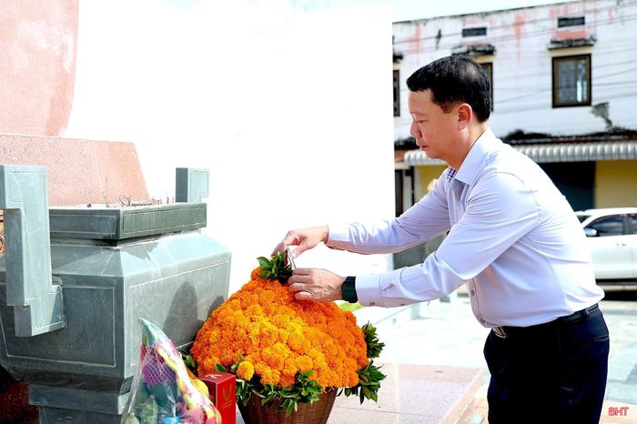 Đồng chí Phan Thiên Định - Phó Bí thư Tỉnh ủy, Chủ tịch UBND tỉnh dâng hoa tại Khuôn viên tưởng niệm Chủ tịch Hồ Chí Minh.