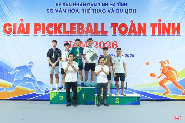 Nội dung đôi nam từ 40 tuổi trở xuống, HCV thuộc về 2 VĐV Nguyễn Gia Hưng - Lê Quang Trung (xã Tiên Điền); HCB thuộc về 2 VĐV Nguyễn Danh Tài - Lê Quang Hưng (Vườn Quốc gia Vũ Quang); HCĐ thuộc về 2 cặp VĐV Nguyễn Ngọc Sơn - Nguyễn Viết Nhật (phường Bắc Hồng Lĩnh) và Trần Hữu Hoàng - Lê Thành Viên (xã Toàn Lưu).